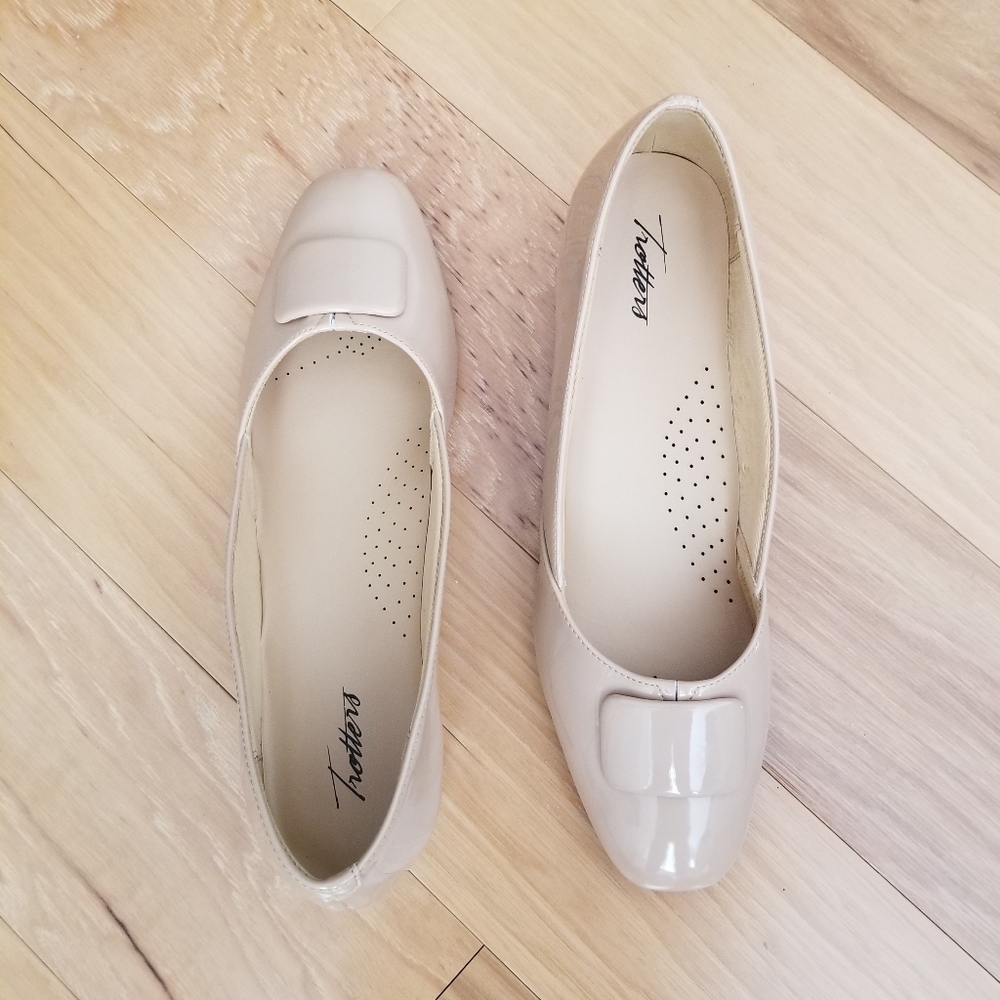 Trotters Delse in Nude Patent Leather